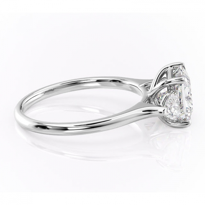 Inel de logodnă Aislyn din aur Alb 14kt cu moissanite tăietură princess – Montură cu trei pietre rafinată pentru profil înalt | Personalizează și configurează gratuit online [2]