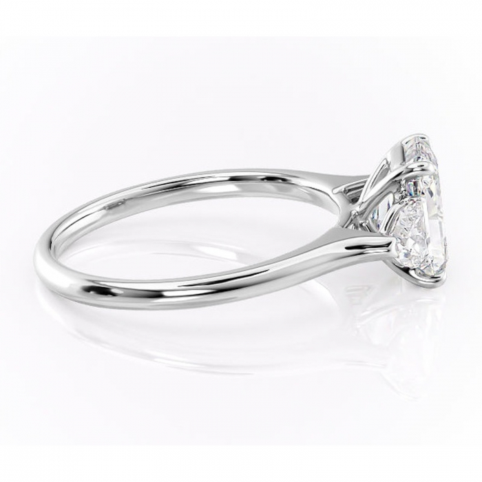 Inel de logodnă Aislyn din aur Alb 14kt cu moissanite tăietură radiantă – Montură cu trei pietre rafinată pentru profil înalt | Personalizează și configurează gratuit online [2]