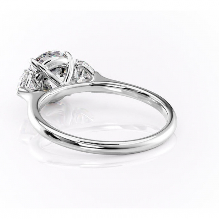 Inel de logodnă Aislyn din aur Alb 14kt cu moissanite tăietură rotundă – Montură cu trei pietre rafinată pentru profil înalt | Personalizează și configurează gratuit online [4]