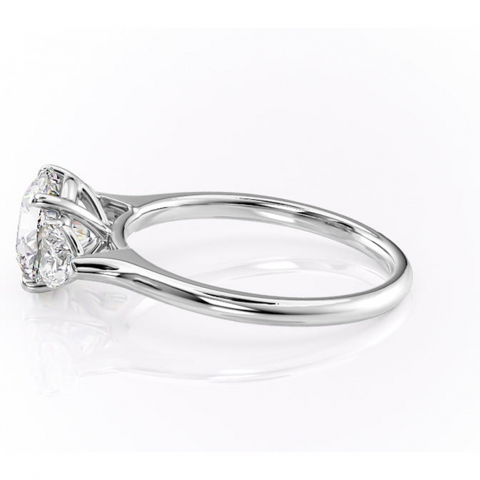 Inel de logodnă Aislyn din aur Alb 14kt cu moissanite tăietură rotundă – Montură cu trei pietre rafinată pentru profil înalt | Personalizează și configurează gratuit online [6]