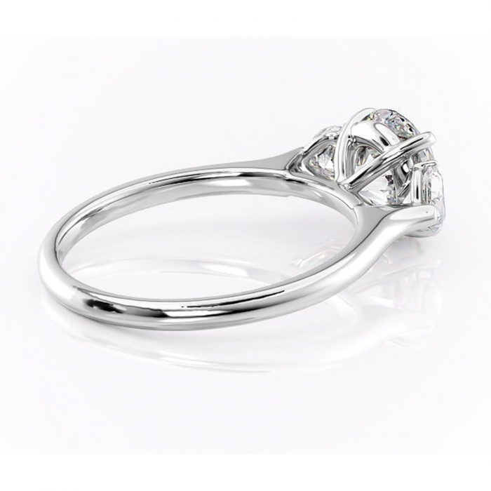 Inel de logodnă Aislyn din aur Alb 14kt cu moissanite tăietură rotundă – Montură cu trei pietre rafinată pentru profil înalt | Personalizează și configurează gratuit online [3]