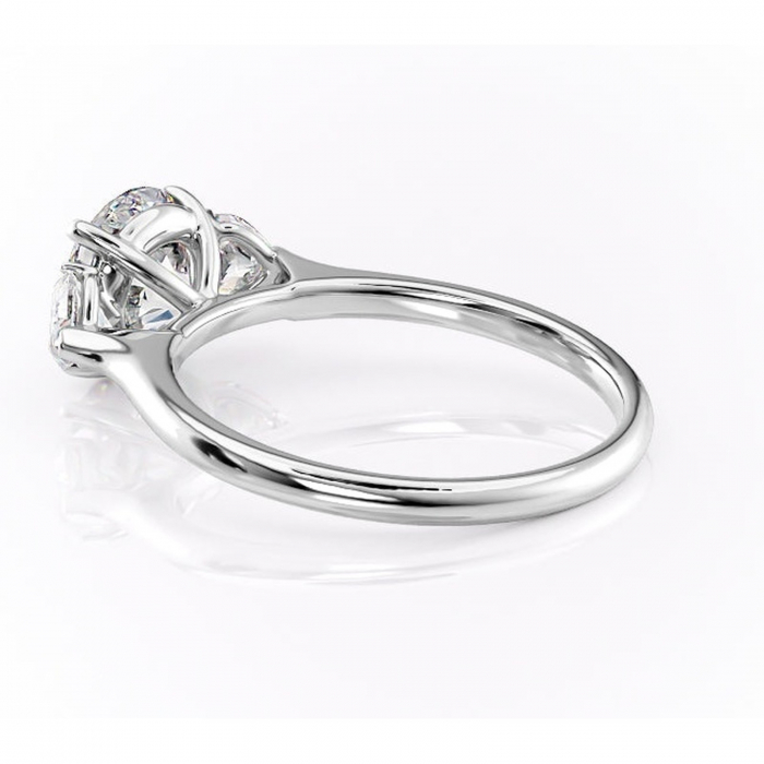 Inel de logodnă Aislyn din aur Alb 14kt cu moissanite tăietură rotundă – Montură cu trei pietre rafinată pentru profil înalt | Personalizează și configurează gratuit online [5]