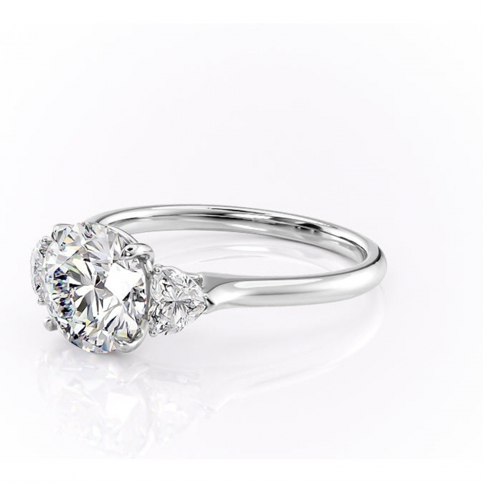 Inel de logodnă Aislyn din aur Alb 14kt cu moissanite tăietură rotundă – Montură cu trei pietre rafinată pentru profil înalt | Personalizează și configurează gratuit online [7]