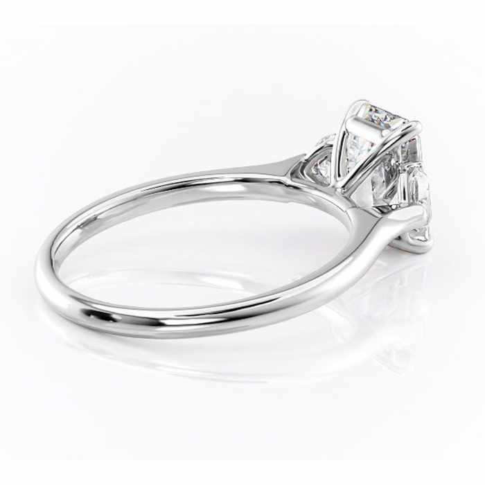 Inel de logodnă Aislyn din aur Alb 14kt cu moissanite tăietură smarald – Montură cu trei pietre rafinată pentru profil înalt | Personalizează și configurează gratuit online [3]