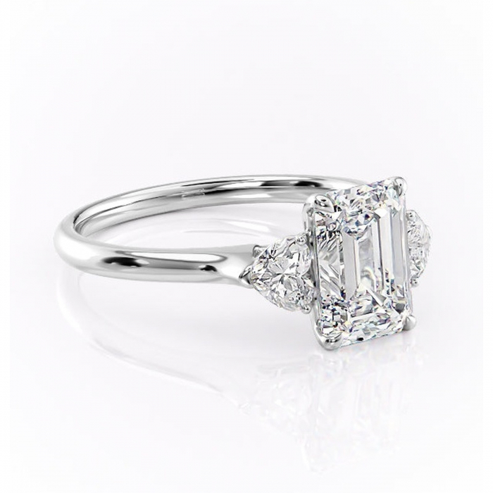 Inel de logodnă Aislyn din aur Alb 14kt cu moissanite tăietură smarald – Montură cu trei pietre rafinată pentru profil înalt | Personalizează și configurează gratuit online [1]