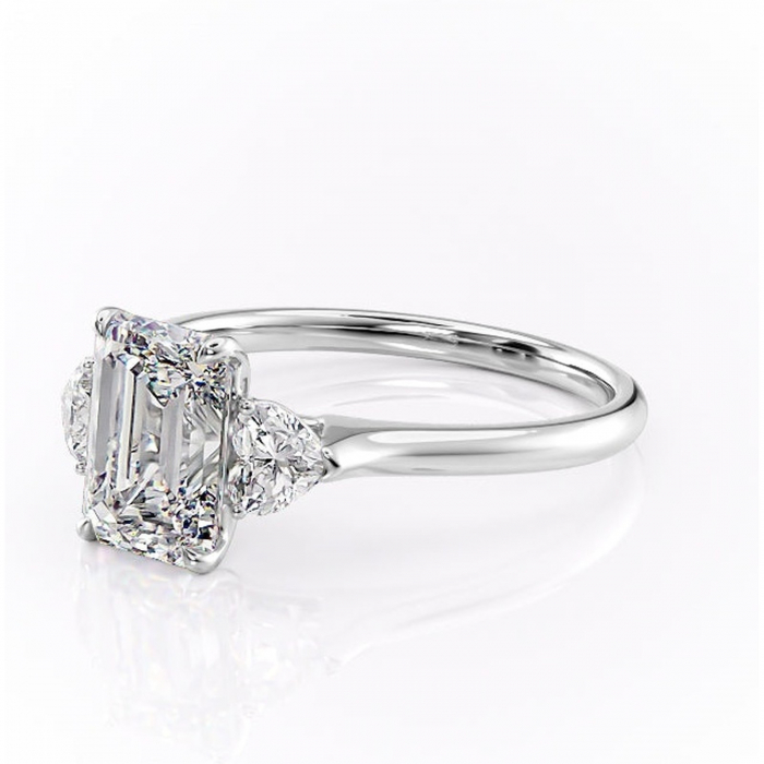 Inel de logodnă Aislyn din aur Alb 14kt cu moissanite tăietură smarald – Montură cu trei pietre rafinată pentru profil înalt | Personalizează și configurează gratuit online [7]