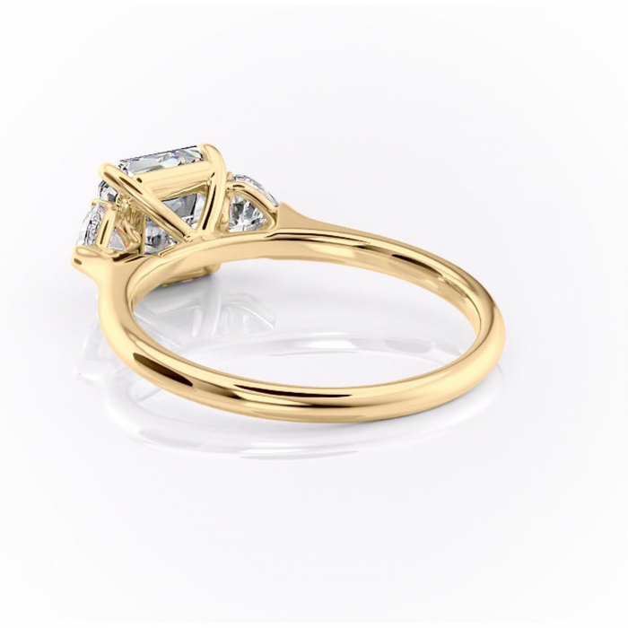 Inel de logodnă Aislyn din aur Galben 14kt cu moissanite tăietură asscher – Montură cu trei pietre rafinată pentru profil înalt | Personalizează și configurează gratuit online [4]