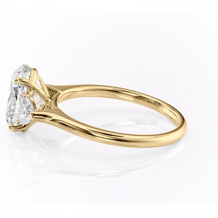 Inel de logodnă Aislyn din aur Galben 14kt cu moissanite tăietură ovală – Montură cu trei pietre rafinată pentru profil înalt | Personalizează și configurează gratuit online [6]