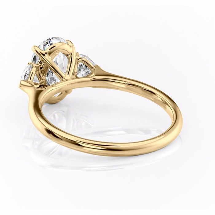 Inel de logodnă Aislyn din aur Galben 14kt cu moissanite tăietură ovală – Montură cu trei pietre rafinată pentru profil înalt | Personalizează și configurează gratuit online [4]