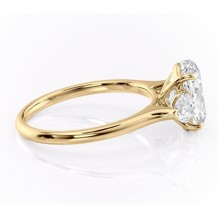 Inel de logodnă Aislyn din aur Galben 14kt cu moissanite tăietură ovală – Montură cu trei pietre rafinată pentru profil înalt | Personalizează și configurează gratuit online [2]