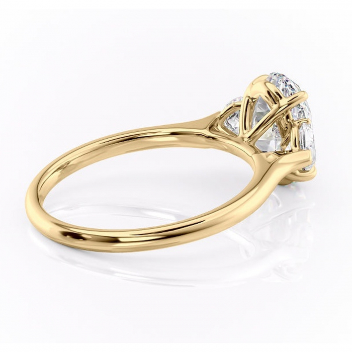 Inel de logodnă Aislyn din aur Galben 14kt cu moissanite tăietură ovală – Montură cu trei pietre rafinată pentru profil înalt | Personalizează și configurează gratuit online [3]