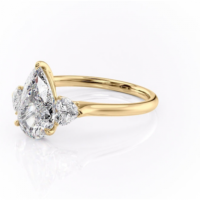 Inel de logodnă Aislyn din aur Galben 14kt cu moissanite tăietură pară – Montură cu trei pietre rafinată pentru profil înalt | Personalizează și configurează gratuit online [7]