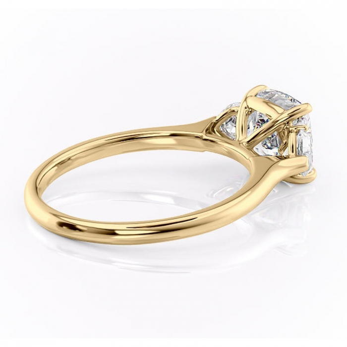 Inel de logodnă Aislyn din aur Galben 18kt cu moissanite tăietură pernă – Montură cu trei pietre rafinată pentru profil înalt | Personalizează și configurează gratuit online [3]