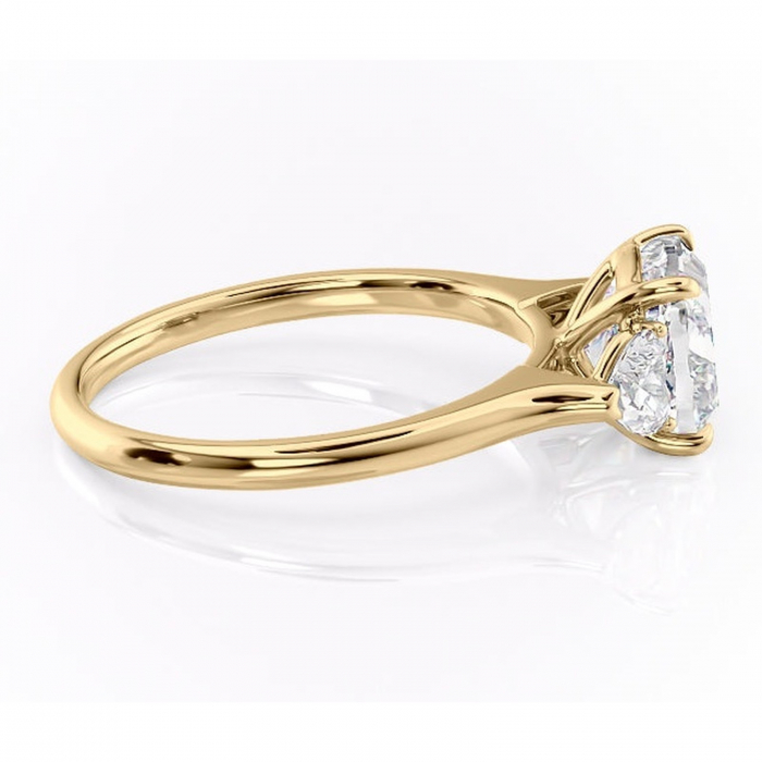 Inel de logodnă Aislyn din aur Galben 18kt cu moissanite tăietură pernă – Montură cu trei pietre rafinată pentru profil înalt | Personalizează și configurează gratuit online [2]