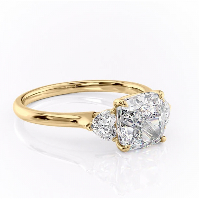 Inel de logodnă Aislyn din aur Galben 18kt cu moissanite tăietură pernă – Montură cu trei pietre rafinată pentru profil înalt | Personalizează și configurează gratuit online [1]