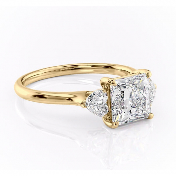 Inel de logodnă Aislyn din aur Galben 14kt cu moissanite tăietură princess – Montură cu trei pietre rafinată pentru profil înalt | Personalizează și configurează gratuit online [1]