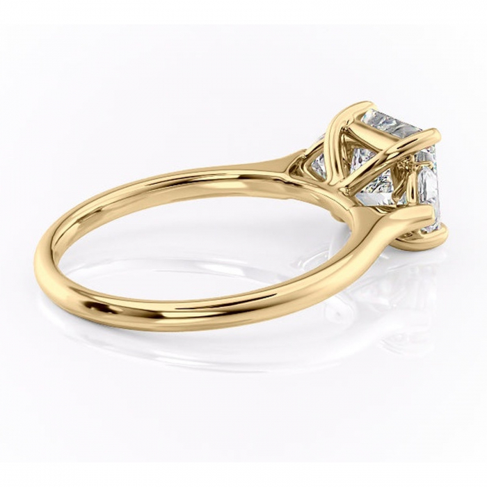Inel de logodnă Aislyn din aur Galben 14kt cu moissanite tăietură princess – Montură cu trei pietre rafinată pentru profil înalt | Personalizează și configurează gratuit online [3]