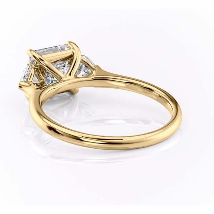 Inel de logodnă Aislyn din aur Galben 14kt cu moissanite tăietură princess – Montură cu trei pietre rafinată pentru profil înalt | Personalizează și configurează gratuit online [4]