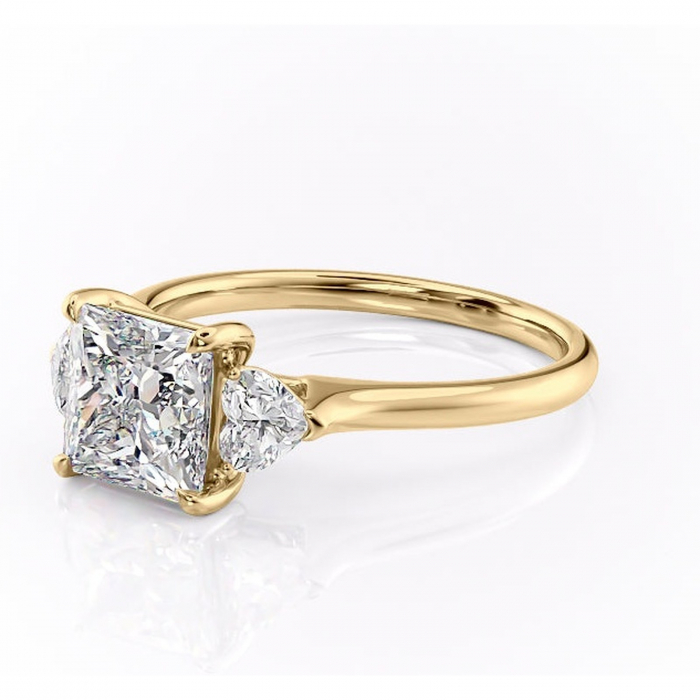 Inel de logodnă Aislyn din aur Galben 14kt cu moissanite tăietură princess – Montură cu trei pietre rafinată pentru profil înalt | Personalizează și configurează gratuit online [7]