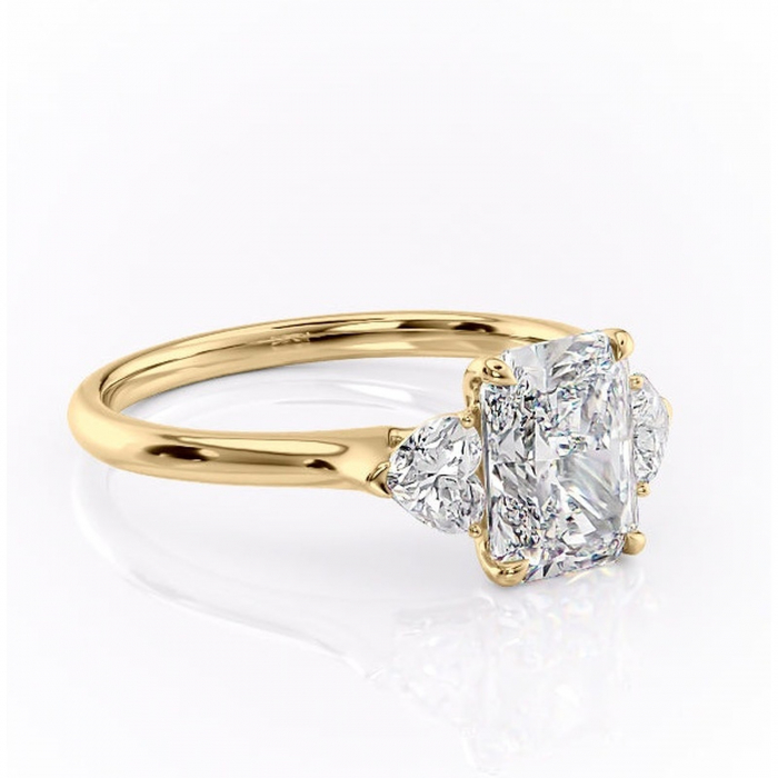 Inel de logodnă Aislyn din aur Galben 14kt cu moissanite tăietură radiantă – Montură cu trei pietre rafinată pentru profil înalt | Personalizează și configurează gratuit online [1]