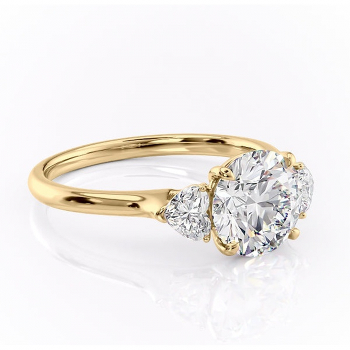 Inel de logodnă Aislyn din aur Galben 14kt cu moissanite tăietură rotundă – Montură cu trei pietre rafinată pentru profil înalt | Personalizează și configurează gratuit online [1]