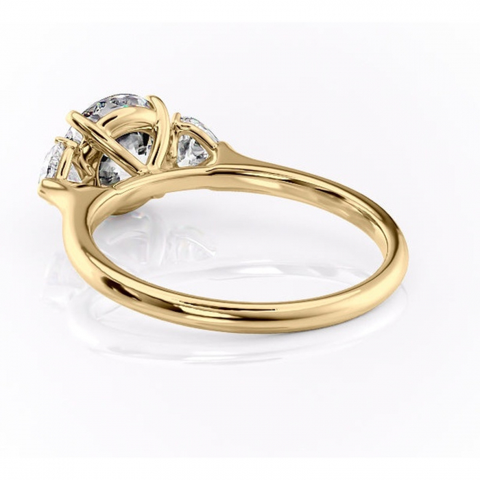 Inel de logodnă Aislyn din aur Galben 14kt cu moissanite tăietură rotundă – Montură cu trei pietre rafinată pentru profil înalt | Personalizează și configurează gratuit online [4]