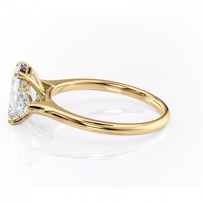 Inel de logodnă Aislyn din aur Galben 14kt cu moissanite tăietură smarald – Montură cu trei pietre rafinată pentru profil înalt | Personalizează și configurează gratuit online [6]