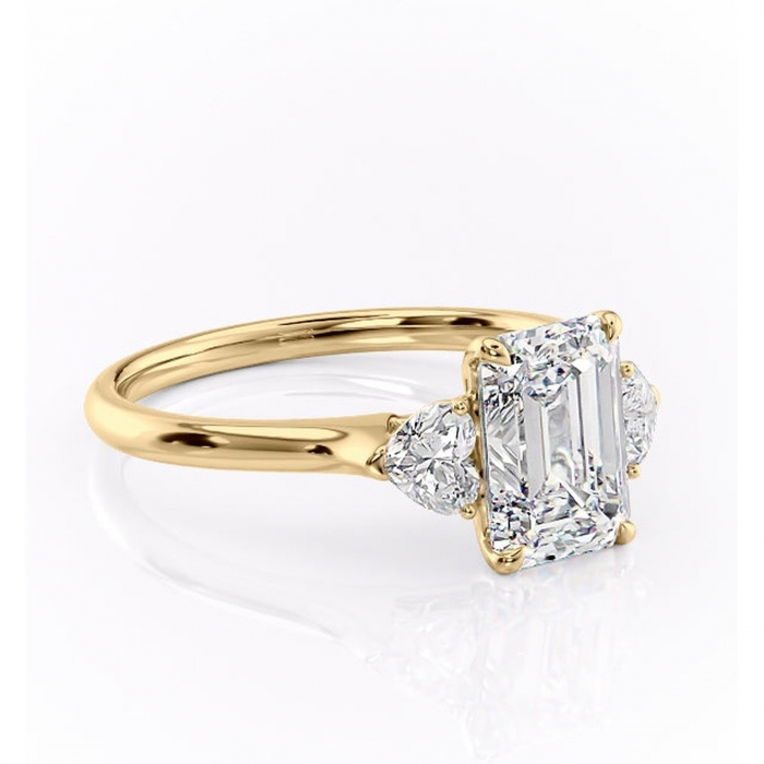 Inel de logodnă Aislyn din aur Galben 14kt cu moissanite tăietură smarald – Montură cu trei pietre rafinată pentru profil înalt | Personalizează și configurează gratuit online [1]