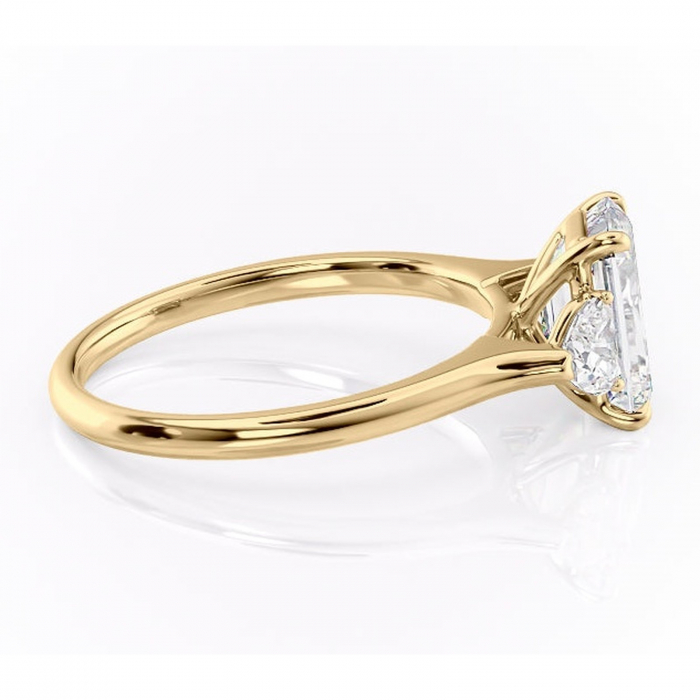 Inel de logodnă Aislyn din aur Galben 14kt cu moissanite tăietură smarald – Montură cu trei pietre rafinată pentru profil înalt | Personalizează și configurează gratuit online [2]
