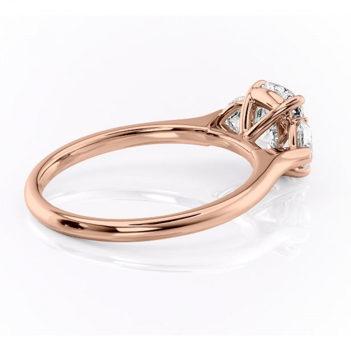 Inel de logodnă Aislyn din aur Rose 14kt cu moissanite tăietură asscher – Montură cu trei pietre rafinată pentru profil înalt | Personalizează și configurează gratuit online [3]