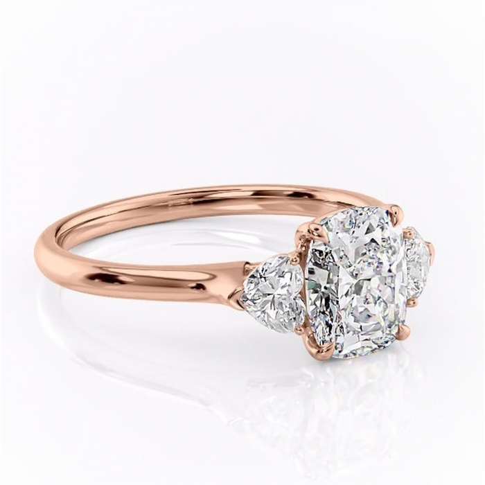 Inel de logodnă Aislyn din aur Rose 14kt cu moissanite tăietură asscher – Montură cu trei pietre rafinată pentru profil înalt | Personalizează și configurează gratuit online [1]