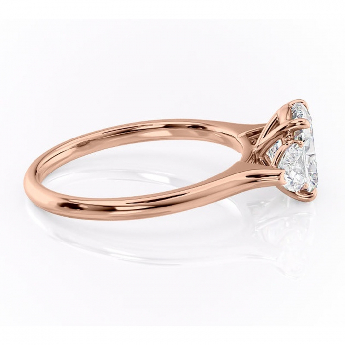 Inel de logodnă Aislyn din aur Rose 14kt cu moissanite tăietură asscher – Montură cu trei pietre rafinată pentru profil înalt | Personalizează și configurează gratuit online [2]