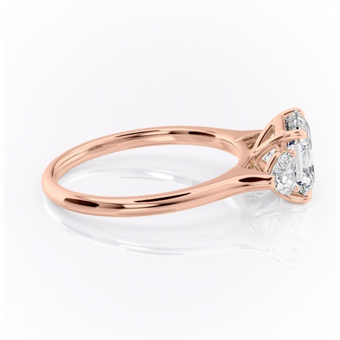 Inel de logodnă Aislyn din aur Rose 14kt cu moissanite tăietură asscher – Montură cu trei pietre rafinată pentru profil înalt | Personalizează și configurează gratuit online [2]