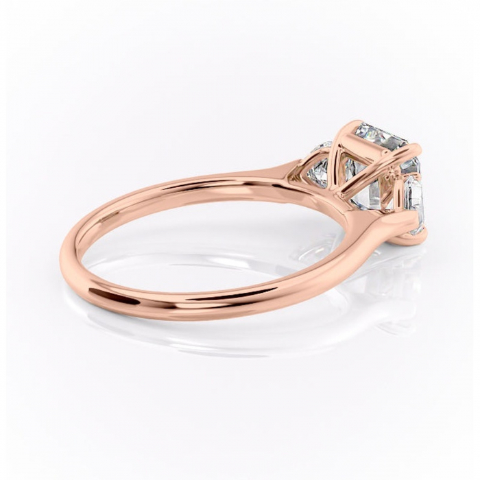 Inel de logodnă Aislyn din aur Rose 14kt cu moissanite tăietură asscher – Montură cu trei pietre rafinată pentru profil înalt | Personalizează și configurează gratuit online [3]