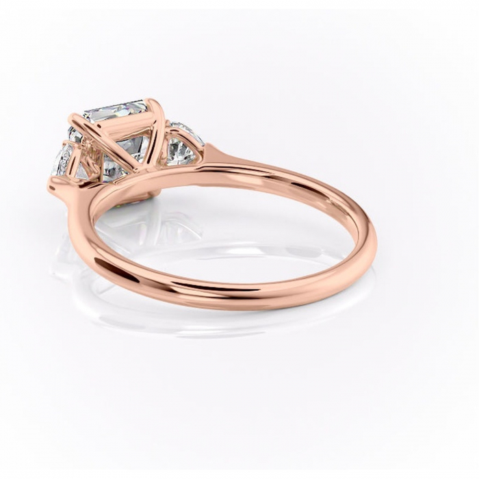 Inel de logodnă Aislyn din aur Rose 14kt cu moissanite tăietură asscher – Montură cu trei pietre rafinată pentru profil înalt | Personalizează și configurează gratuit online [4]