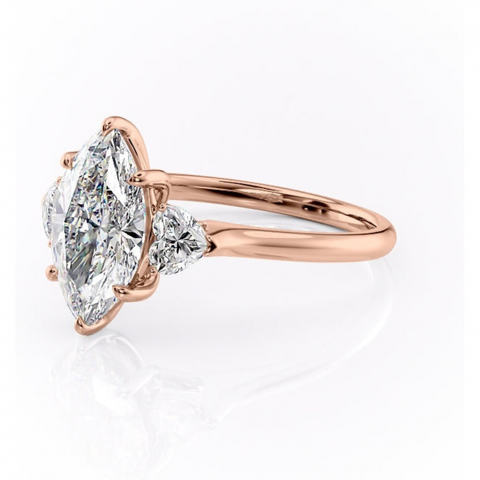 Inel de logodnă Aislyn din aur Rose 18kt cu moissanite tăietură marquise – Montură cu trei pietre rafinată pentru profil înalt | Personalizează și configurează gratuit online [7]