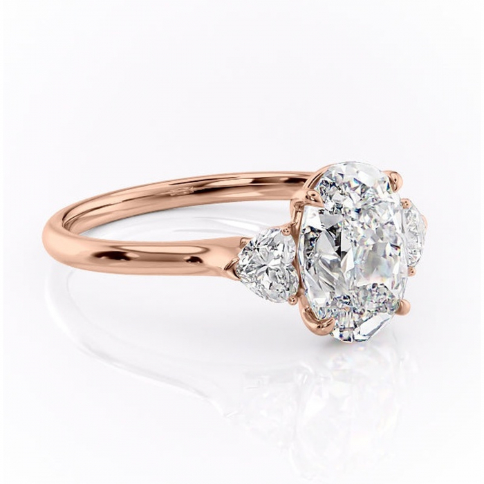 Inel de logodnă Aislyn din aur Rose 14kt cu moissanite tăietură ovală – Montură cu trei pietre rafinată pentru profil înalt | Personalizează și configurează gratuit online [1]
