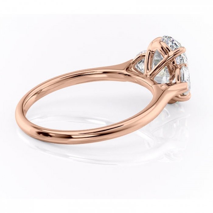 Inel de logodnă Aislyn din aur Rose 14kt cu moissanite tăietură ovală – Montură cu trei pietre rafinată pentru profil înalt | Personalizează și configurează gratuit online [3]