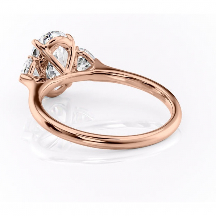 Inel de logodnă Aislyn din aur Rose 14kt cu moissanite tăietură ovală – Montură cu trei pietre rafinată pentru profil înalt | Personalizează și configurează gratuit online [4]