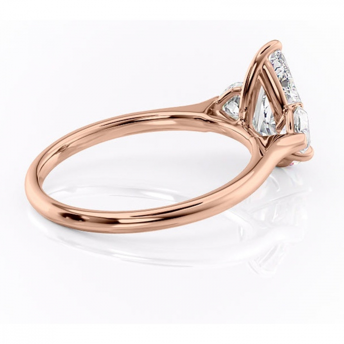 Inel de logodnă Aislyn din aur Rose 18kt cu moissanite tăietură pară – Montură cu trei pietre rafinată pentru profil înalt | Personalizează și configurează gratuit online [3]