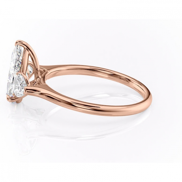 Inel de logodnă Aislyn din aur Rose 18kt cu moissanite tăietură pară – Montură cu trei pietre rafinată pentru profil înalt | Personalizează și configurează gratuit online [6]