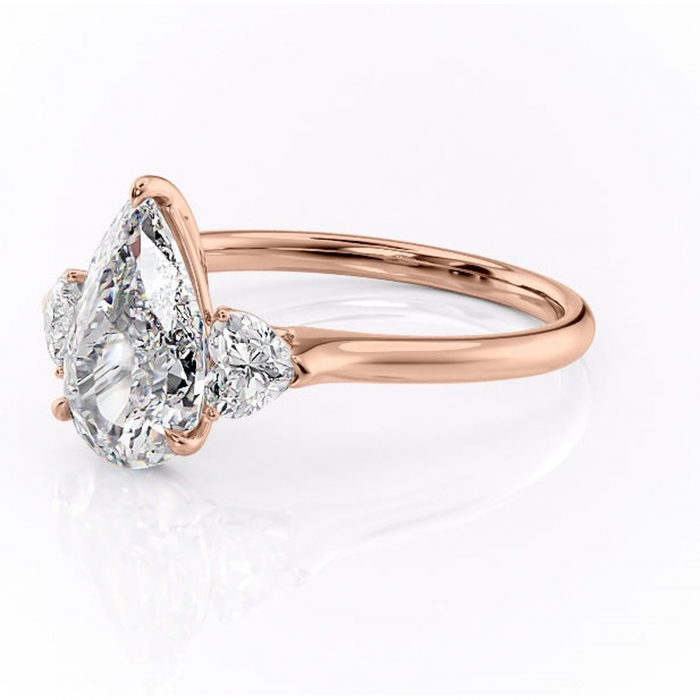 Inel de logodnă Aislyn din aur Rose 18kt cu moissanite tăietură pară – Montură cu trei pietre rafinată pentru profil înalt | Personalizează și configurează gratuit online [7]