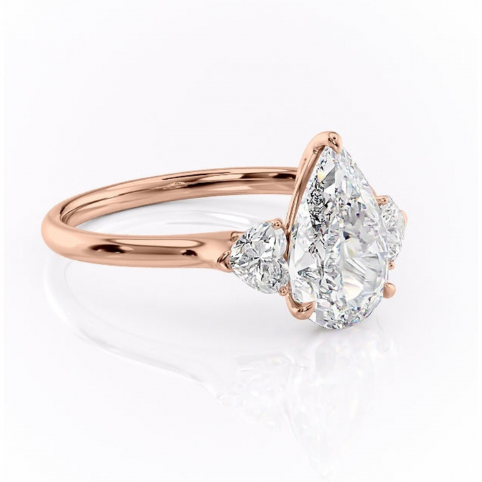 Inel de logodnă Aislyn din aur Rose 18kt cu moissanite tăietură pară – Montură cu trei pietre rafinată pentru profil înalt | Personalizează și configurează gratuit online [1]