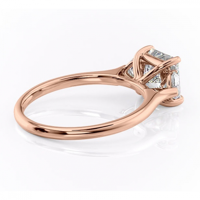 Inel de logodnă Aislyn din aur Rose 18kt cu moissanite tăietură princess – Montură cu trei pietre rafinată pentru profil înalt | Personalizează și configurează gratuit online [3]