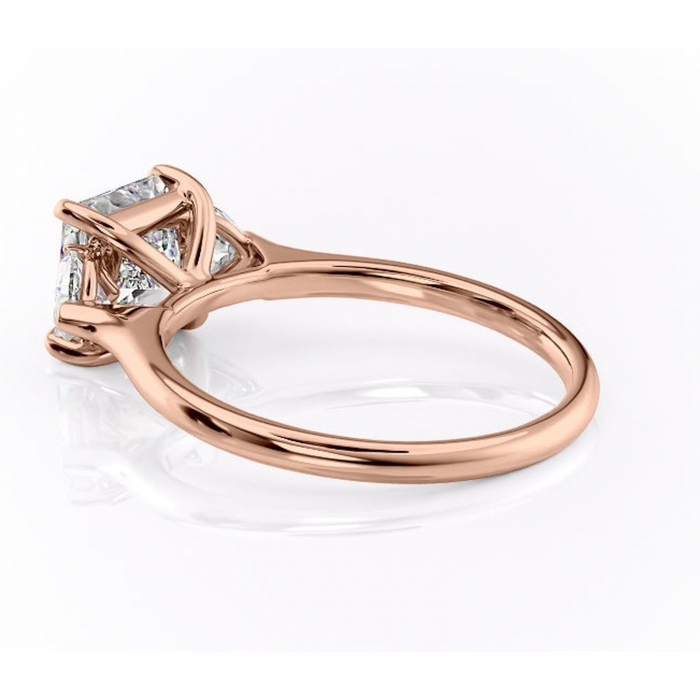Inel de logodnă Aislyn din aur Rose 18kt cu moissanite tăietură princess – Montură cu trei pietre rafinată pentru profil înalt | Personalizează și configurează gratuit online [5]