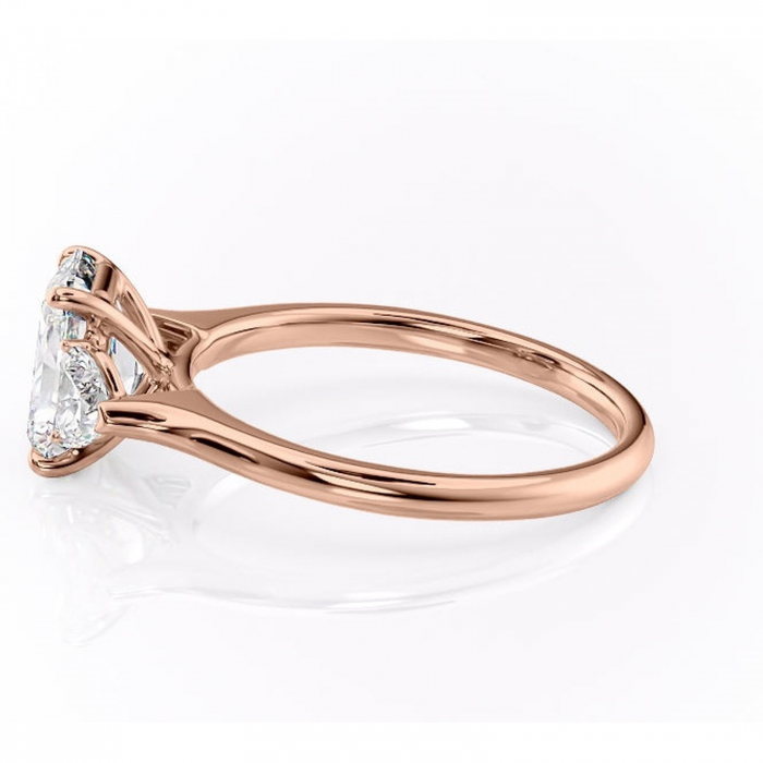 Inel de logodnă Aislyn din aur Rose 18kt cu moissanite tăietură radiantă – Montură cu trei pietre rafinată pentru profil înalt | Personalizează și configurează gratuit online [6]