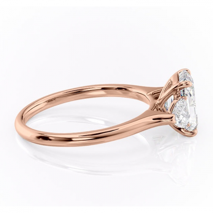 Inel de logodnă Aislyn din aur Rose 18kt cu moissanite tăietură radiantă – Montură cu trei pietre rafinată pentru profil înalt | Personalizează și configurează gratuit online [2]