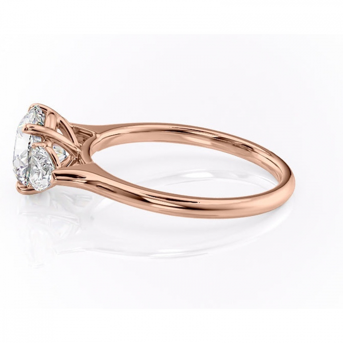 Inel de logodnă Aislyn din aur Rose 14kt cu moissanite tăietură rotundă – Montură cu trei pietre rafinată pentru profil înalt | Personalizează și configurează gratuit online [6]