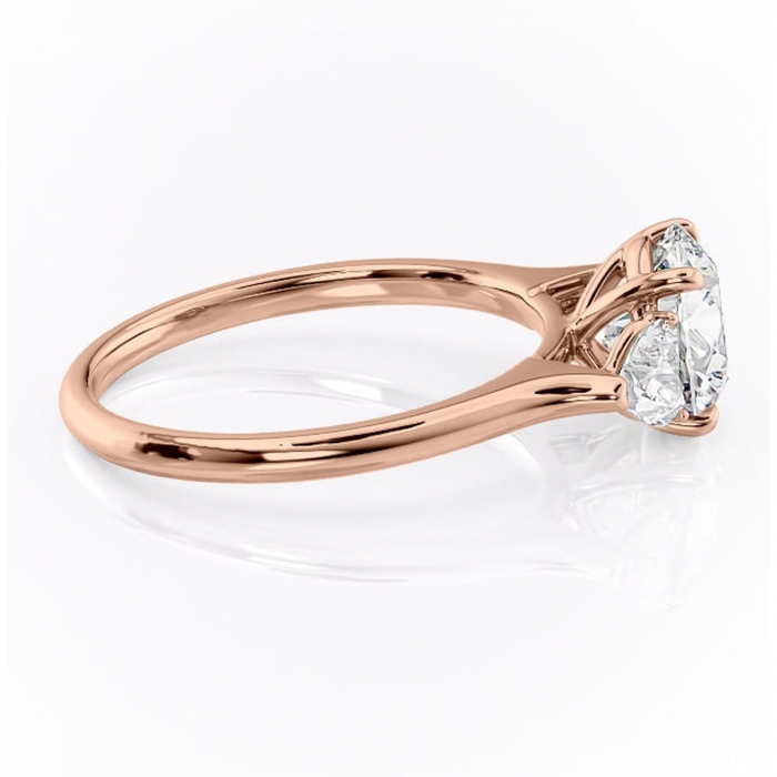 Inel de logodnă Aislyn din aur Rose 14kt cu moissanite tăietură rotundă – Montură cu trei pietre rafinată pentru profil înalt | Personalizează și configurează gratuit online [2]