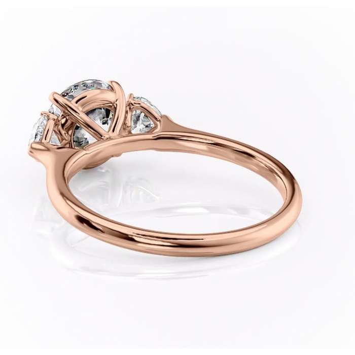 Inel de logodnă Aislyn din aur Rose 14kt cu moissanite tăietură rotundă – Montură cu trei pietre rafinată pentru profil înalt | Personalizează și configurează gratuit online [4]